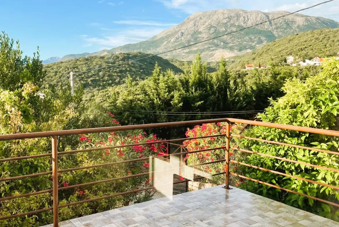 Villa Adriatic — talo ja terassi